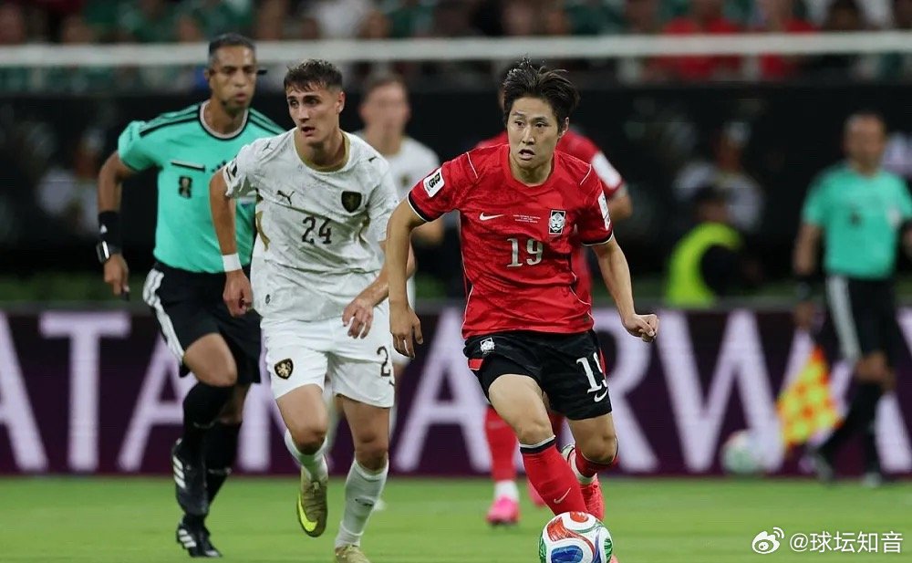 世界杯小组赛A组首轮较量，韩国2-1战胜捷克。本场比赛，韩国球员李刚仁表现出色，