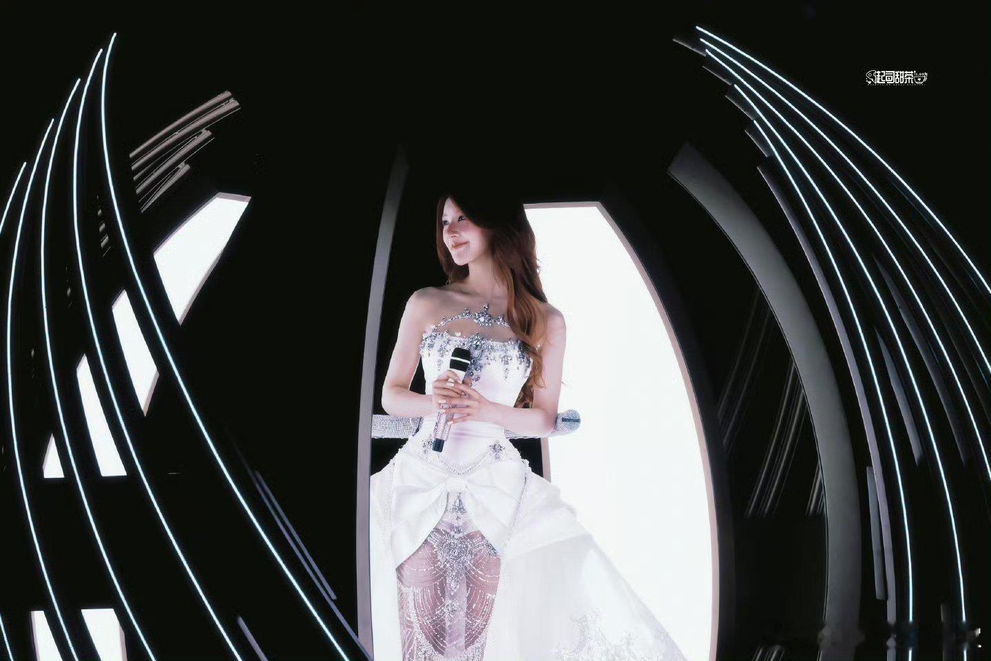 谁能懂赵露思这两组图的反差，前面是高贵纯洁的公主，后面就是麻辣教师[污][污][