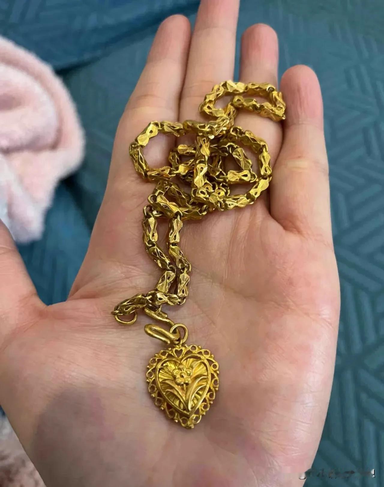 最近金价暴涨，翻出了16年前婆婆给我的金项链，还蛮重的，当时给我就是裸金没有什么