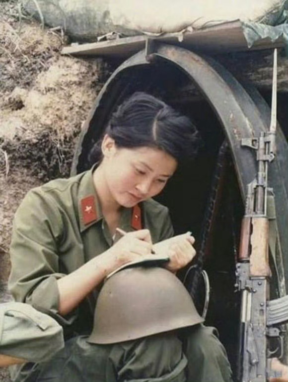 一名在前线的解放军女兵 比现在的娱乐明星美了不知道多少倍 每天一个赞，送给中国军