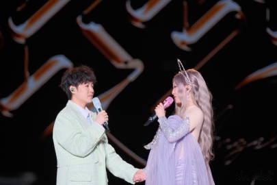 吴青峰不愧是张韶涵嫡长闺  张韶涵演唱会邀吴青峰当嘉宾，前一天还在台北演出的青峰