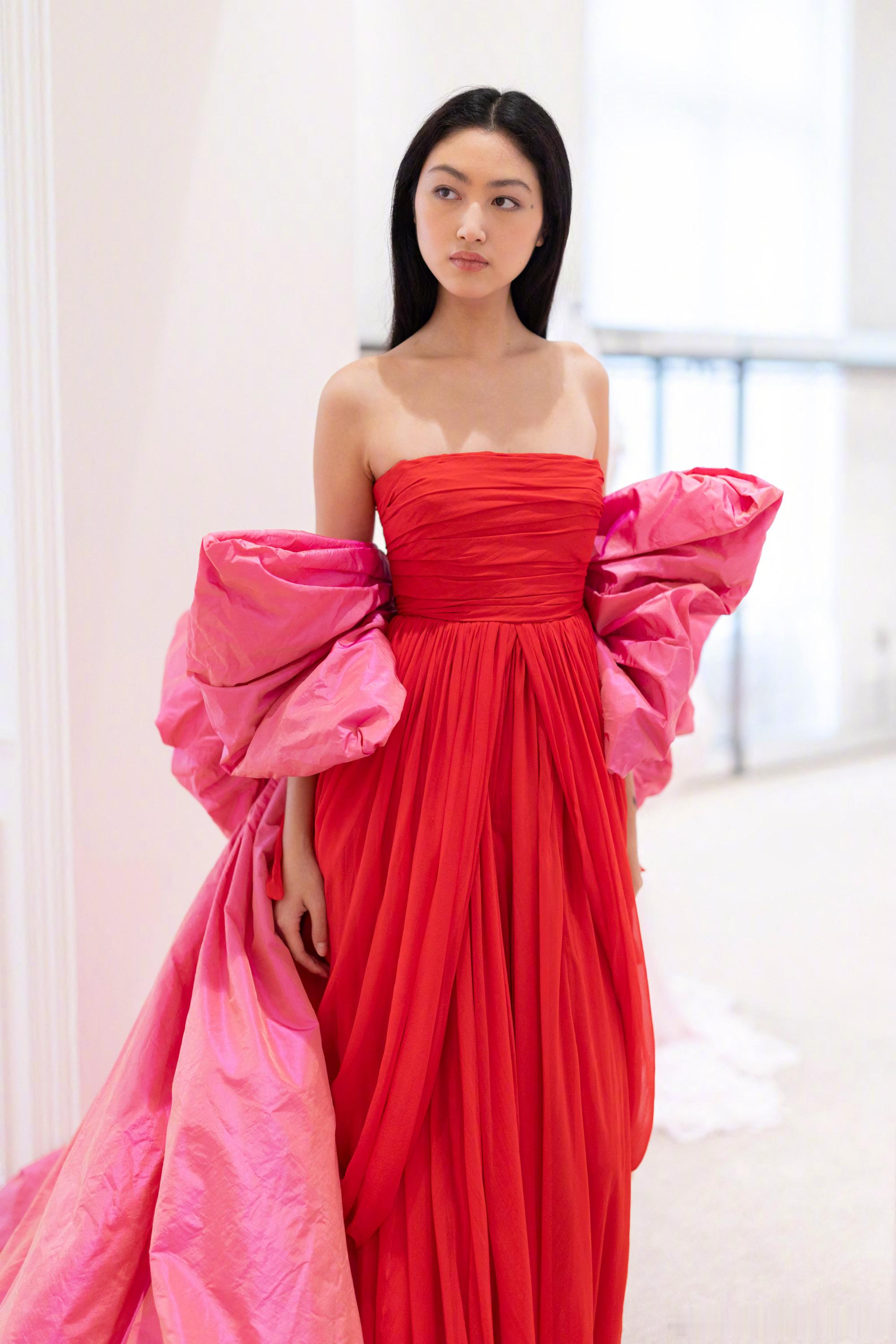 张艺谋任达华女儿入围巴黎名媛舞会 巴黎名媛舞会官方公布了今年30周年庆典的名媛人