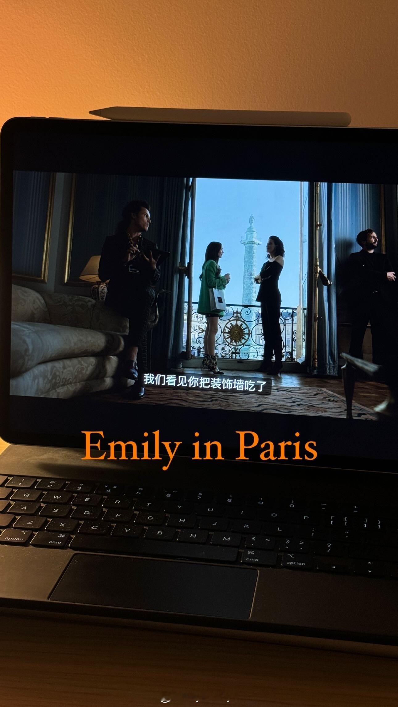 今天看Emily in Paris才发现前阵子时装周去看Delvaux预览是在同