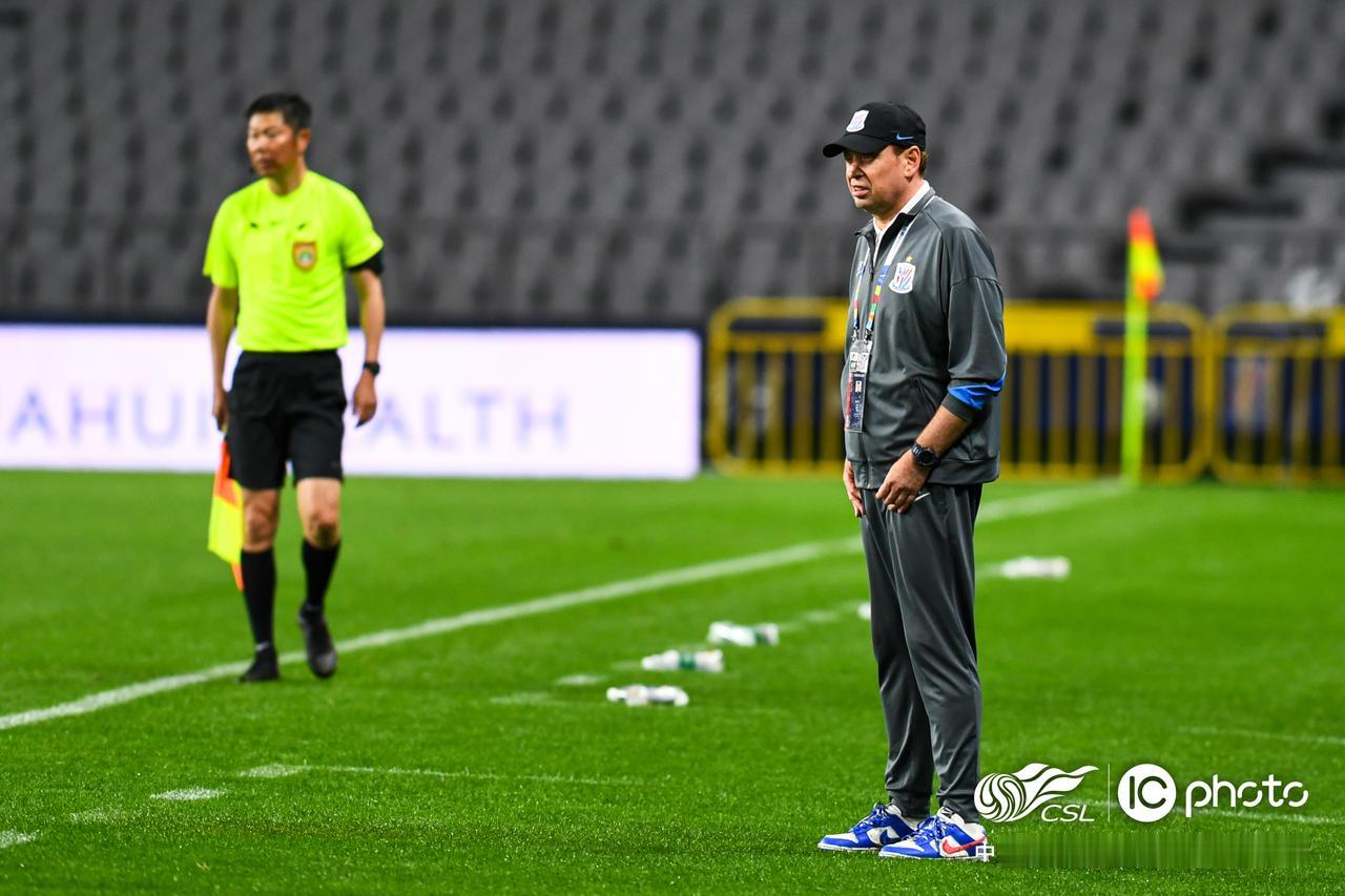 中超赛后 | 斯卢茨基：把握机会建立领先是取胜关键 换人出于保护性考虑

202