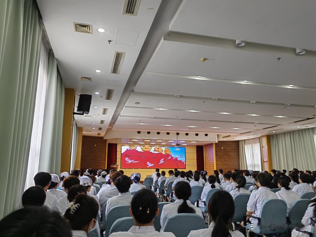 看九三阅兵。上午9:30，约了二院牙科医生。8:30到的，约的时间没到。就问二院
