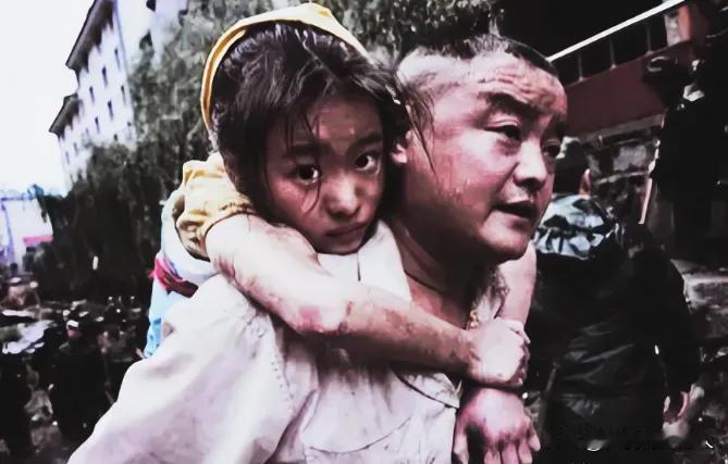 2008年，汶川地震，11岁的李佳芹被埋在废墟下十几个小时，她的父亲却不顾他人的