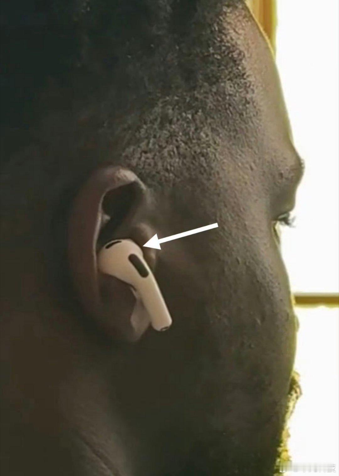 AirPods5曝光卧槽，苹果还真做带摄像头的耳机了！你敢信，AirPods 5