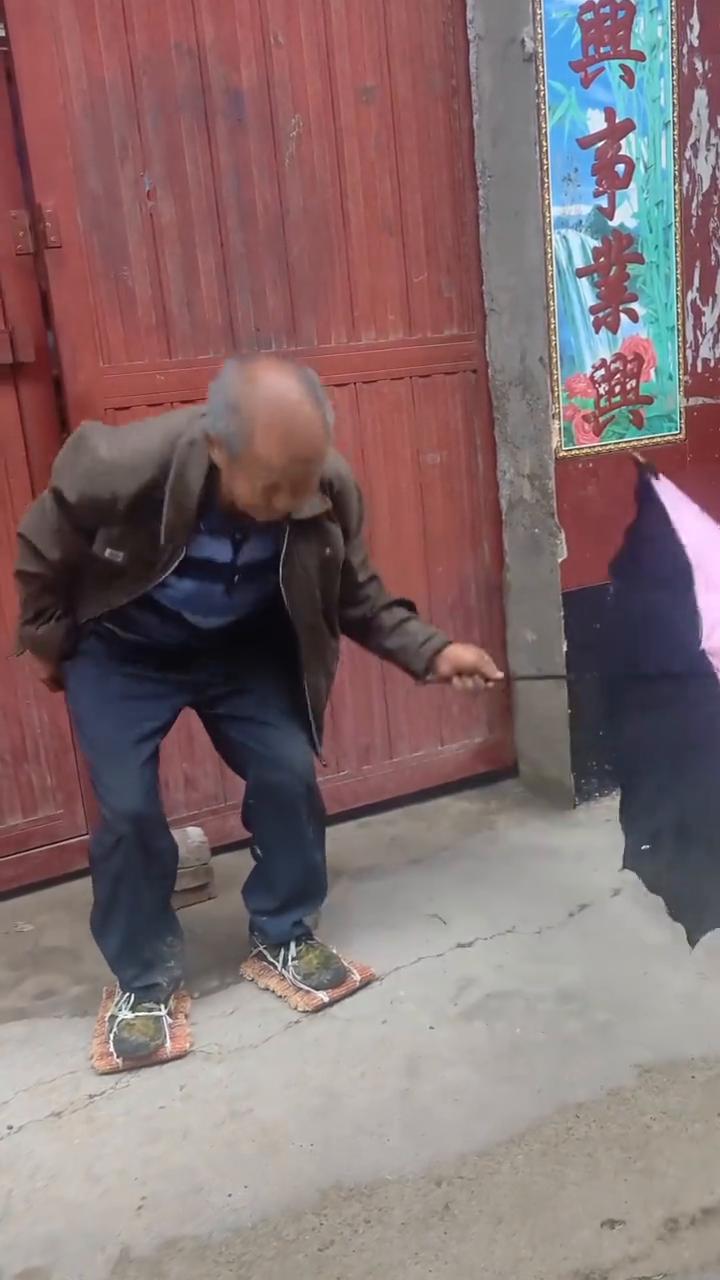 自制下雨防滑鞋。
要做一个专业的演员吗？