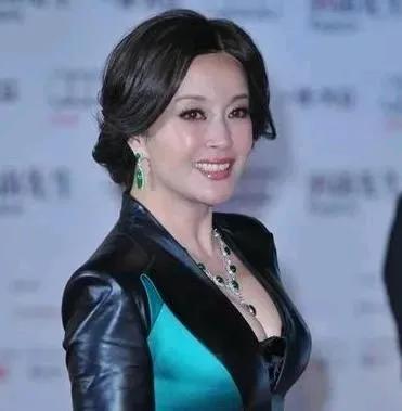 不想做万人嫌，刘晓庆应该如何挽回口碑？首先要低调做人，别反复出现离婚和结婚的消息