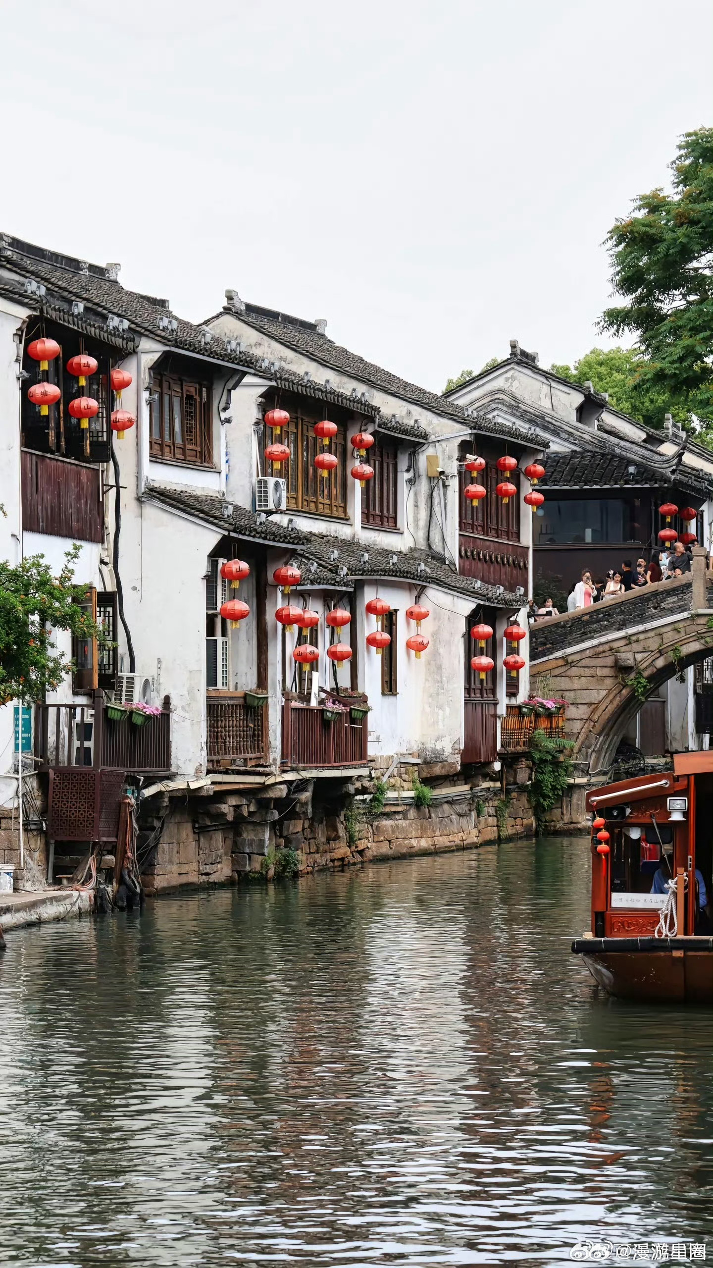 韩国人在水乡旅游的真实感受 被小桥流水的画卷包围，心都静了下来。虽然游客密集，但