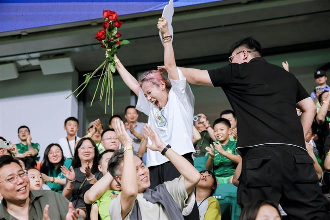 国安主场浪漫求婚 球场秒变求婚现场！昨晚，中超第22轮，北京国安主场对阵武汉三镇