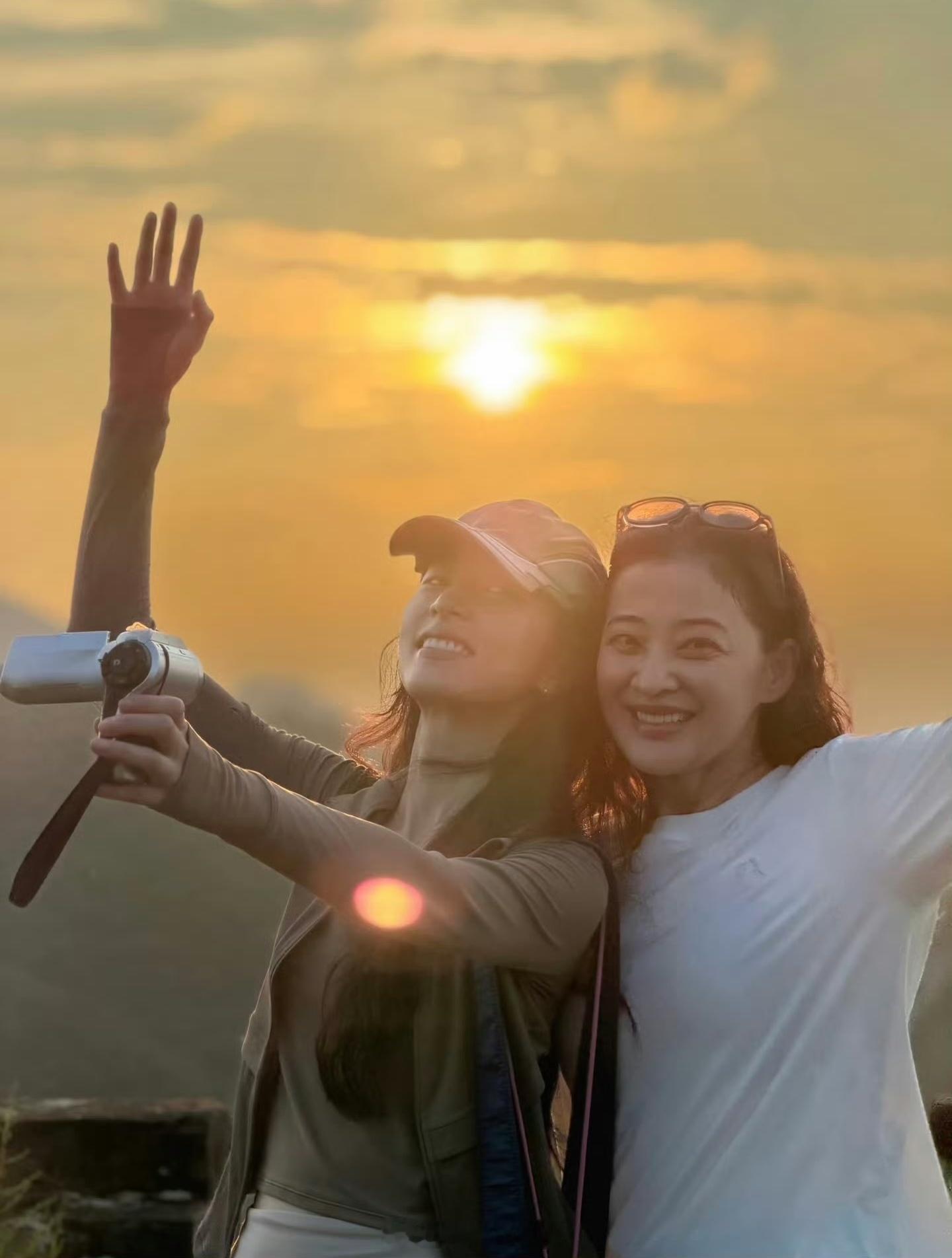 梅婷与周雨彤这份忘年之交格外动人，女生之间难得的共情格外戳人。二人二搭出演《她们
