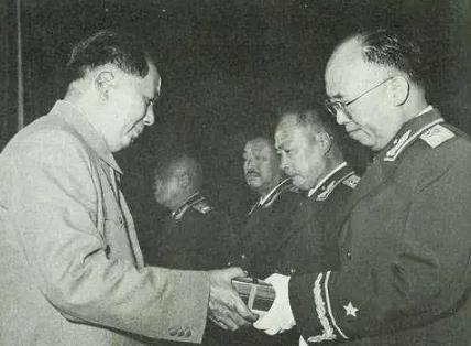 1955年授衔，众人一致推举毛泽东当大元帅，他为何一口回绝？
 
1955年2月