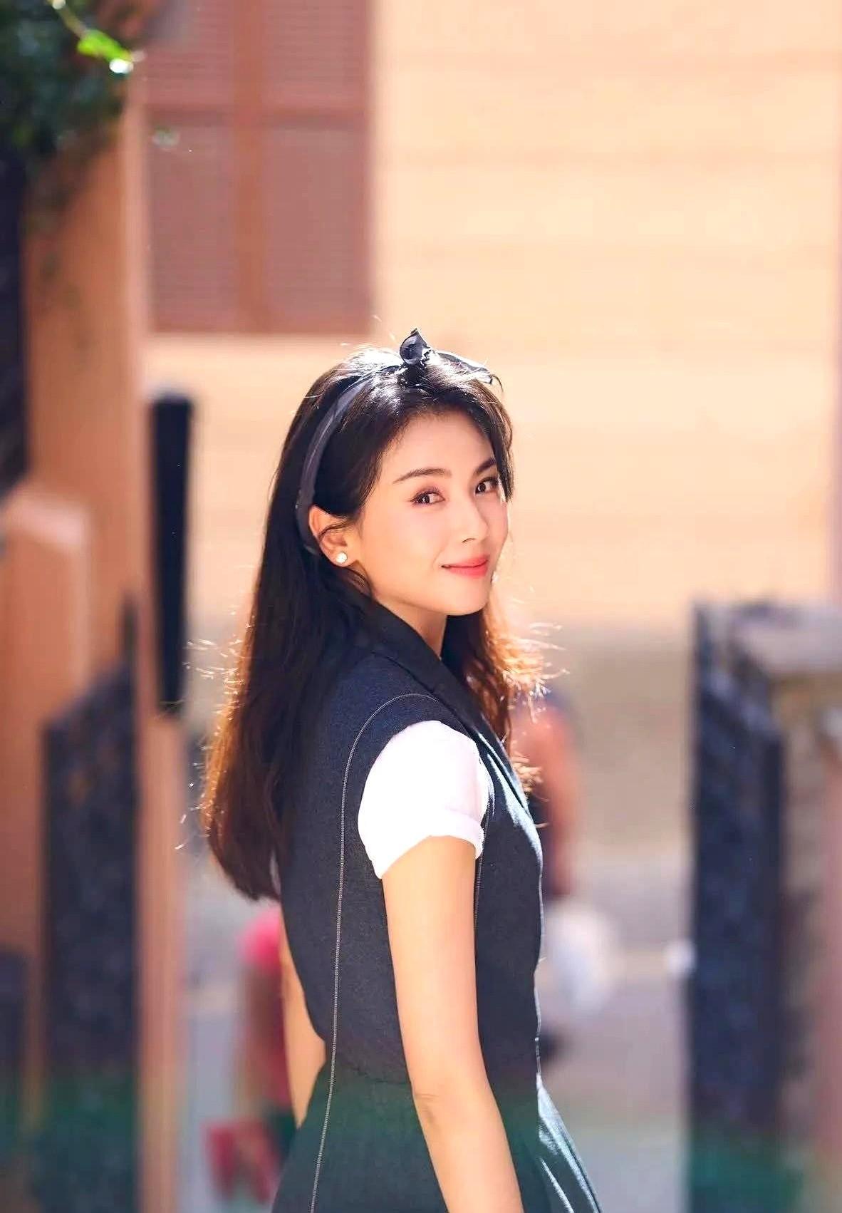 中年女人穿西装怎么才不像卖保险的？看刘涛这身连体裤就懂了。

灰调西装连体裤直接