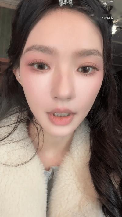 林允变身美妆博主太称职！素颜能打，妆后更绝。兔子妆打造无辜萌感，鎏金富贵妆尽显高