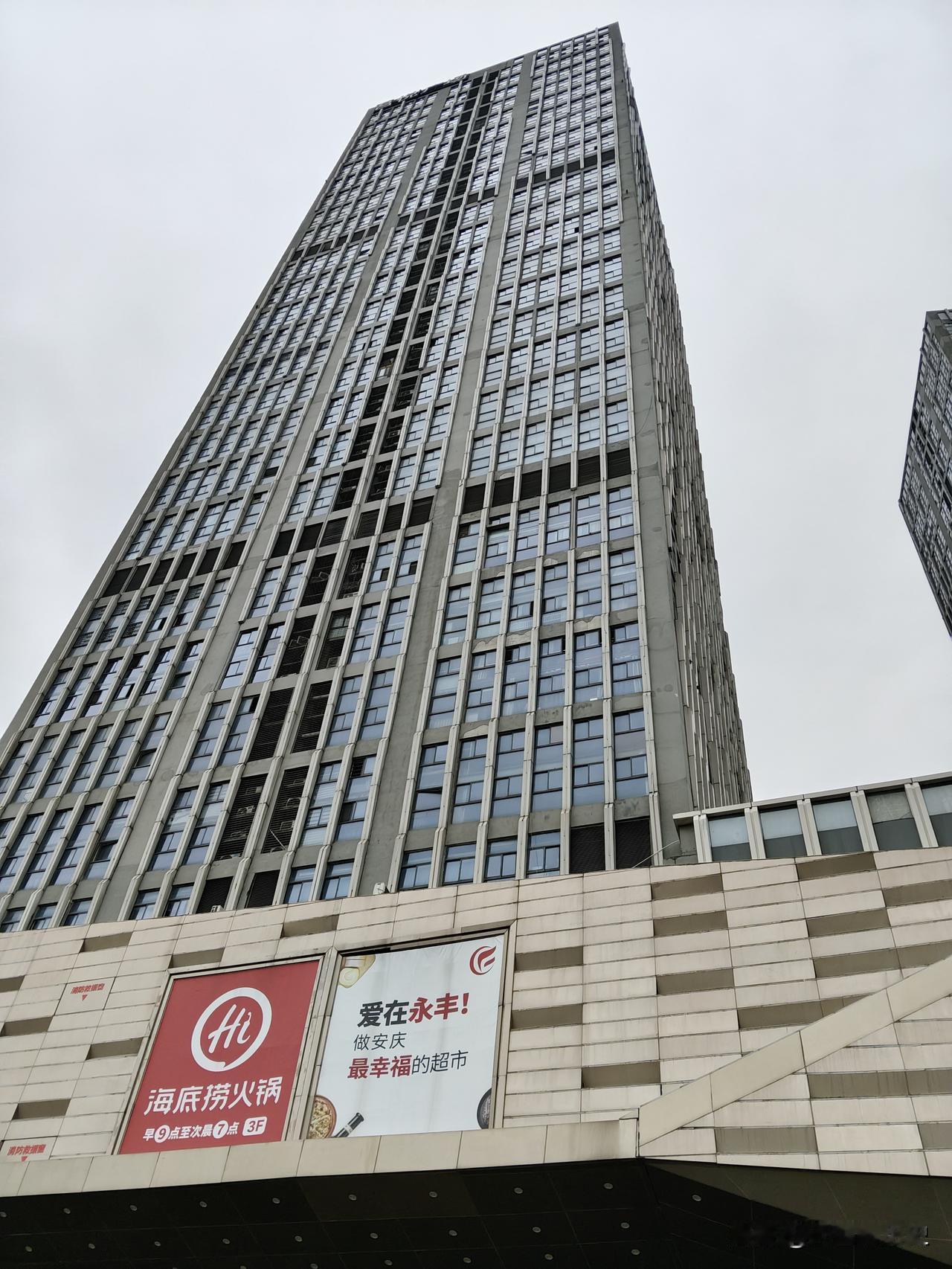 今天周末，下午来安庆吾悦广场来玩…
这里每次人都挺多的，从电瓶车就能看出来；
