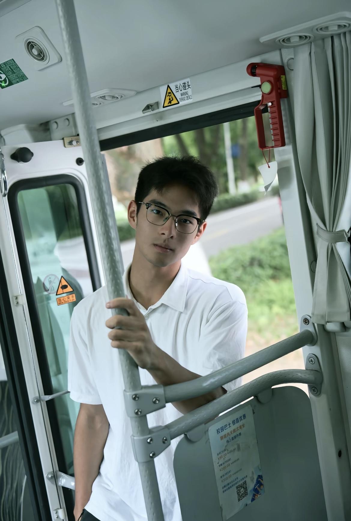 男人要想不显老，尽量做到以下12条：

1、第一条:尽量少点性生活，一个月保持六