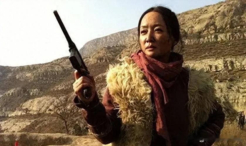 1950年，我军在甘肃逮捕一女匪首，竟是失散14年的红军排长，当战士们将她押进团