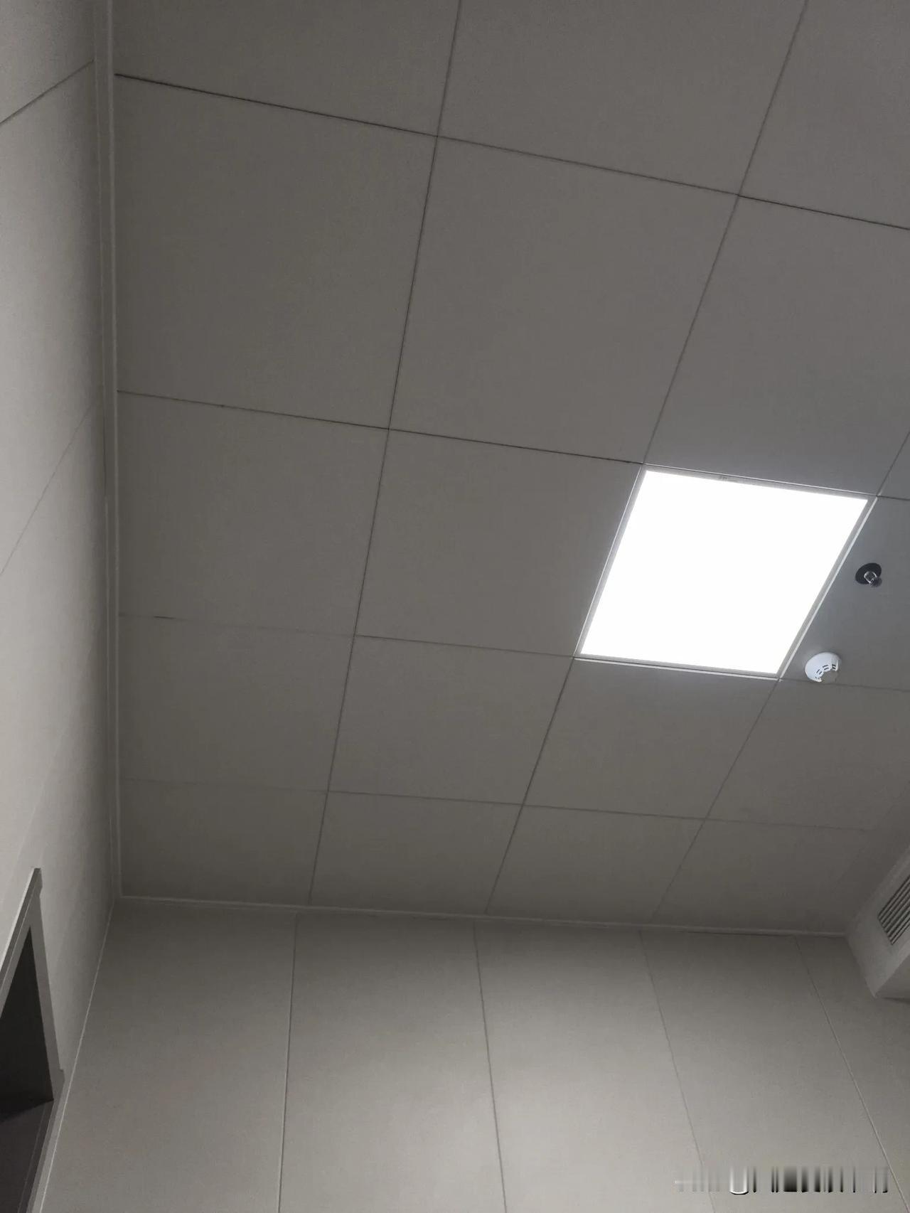 不要总觉得生活亏欠你的，
是你亏欠生活的。

保持一颗平和的心，不要去抱怨生活的