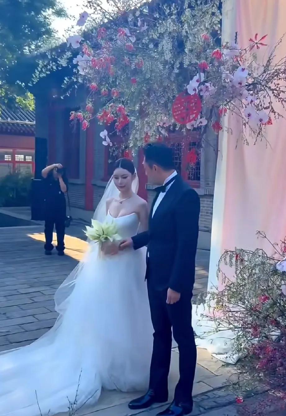 汪小菲和马筱梅这婚礼隆重是隆重，也很特别，找了一家中国园林风的酒店，但是总觉得哪