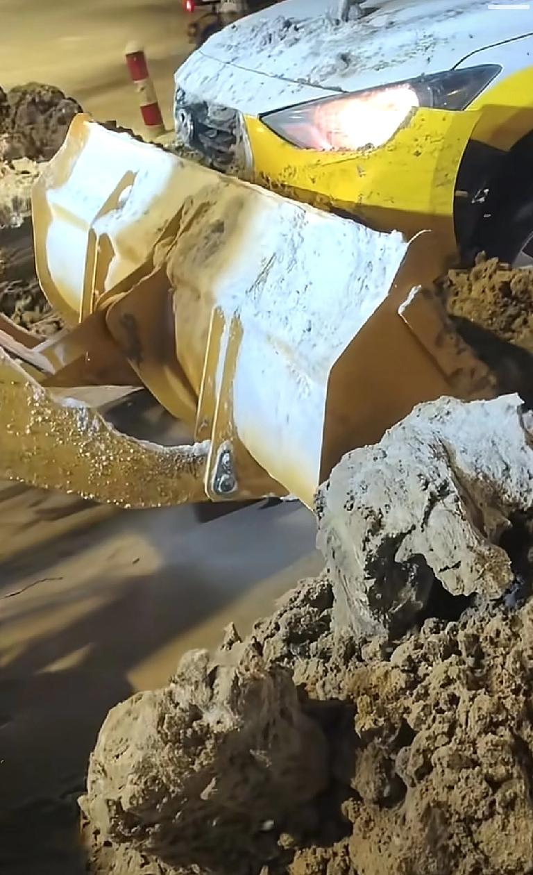 昨天夜间沈阳下了很大的雪，但是马路旁边依然有很多违停车辆
但是很多人今天上班的时