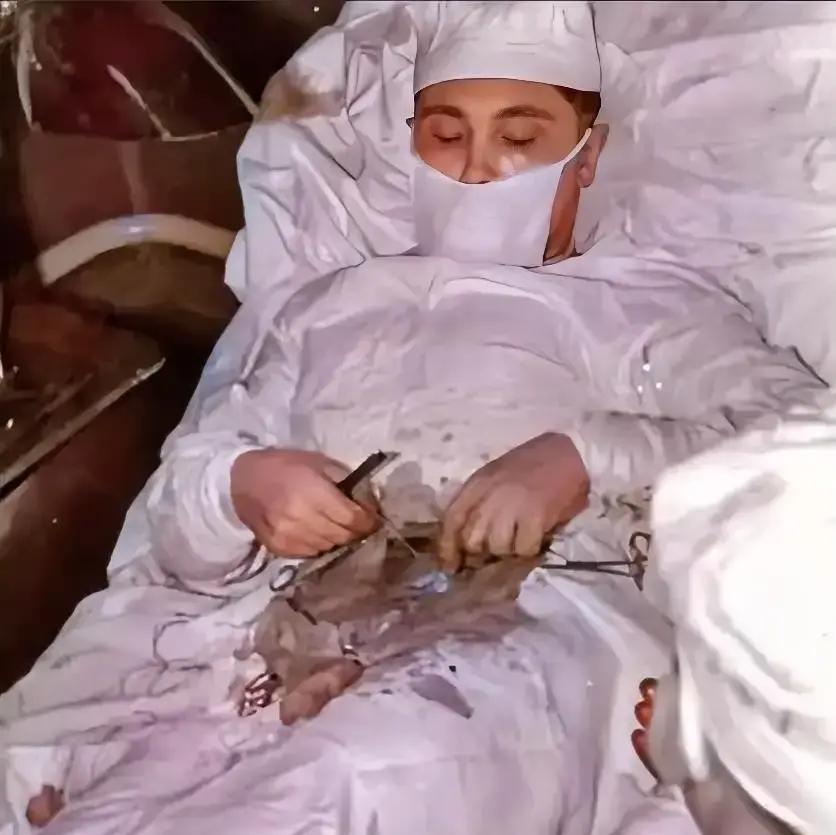 1961年，在南极考察站里，27岁的苏联医生给自己注射了麻醉剂，然后亲手切开了自