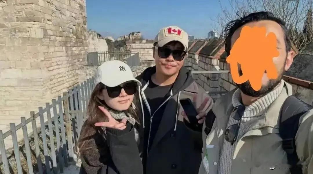 7月7日，陈思诚和小女友阮巨突然冲上热搜！
起因是有网友曝光了一组土耳其街头的偶