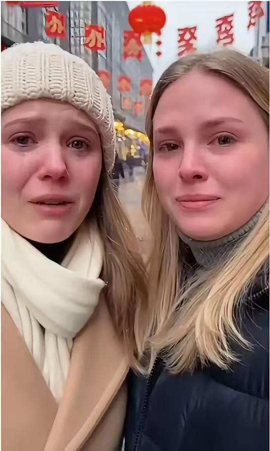 乌克兰姑娘中文哭诉：中国的善意，是战火里的光
 
街头两位乌克兰美女用生涩中文哽