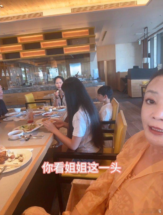 小玥儿真的完美遗传大S的秀发基因了吧！记得以前大S视发如命，都不让男朋友碰她的头