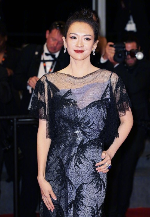 来看看《酱园弄》两位女明星在戛纳红毯的表现力#杨幂戛纳生图##章子怡戛纳红毯# 
