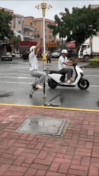 这哥们骑的自行车还真特别，骑行五百米，微信步数三万多，还专治肩周炎，腰肌劳损。就