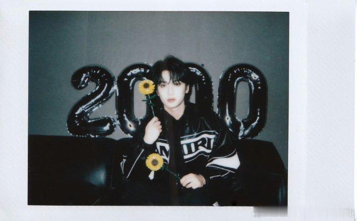 娱乐严浩翔粉丝破2000w晒照严浩翔庆祝粉丝破2000w严浩翔庆祝粉丝破2000