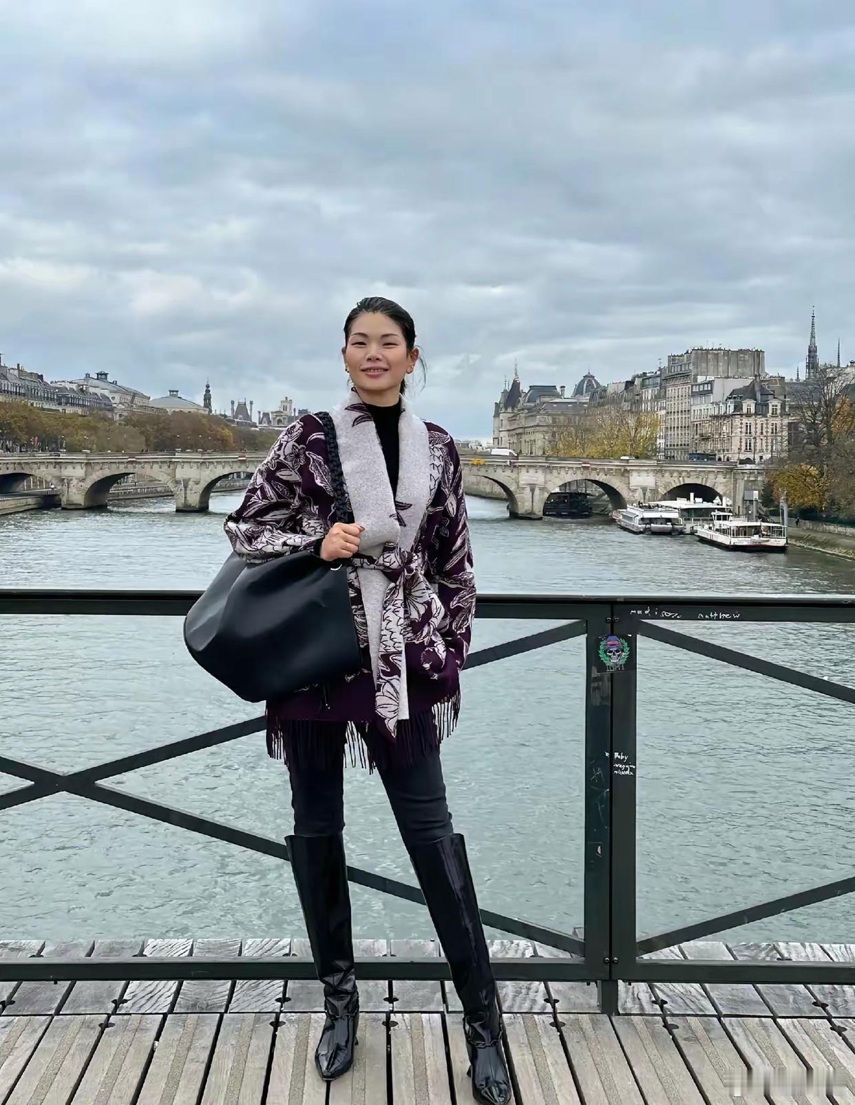 有网友偶遇吕燕在法国，这是在塞纳河边留影的吕燕。 