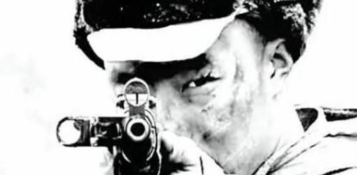 1953年，一位美国顶尖狙击手击中了一名志愿军战士，那人应声倒地，坠入战壕，然而