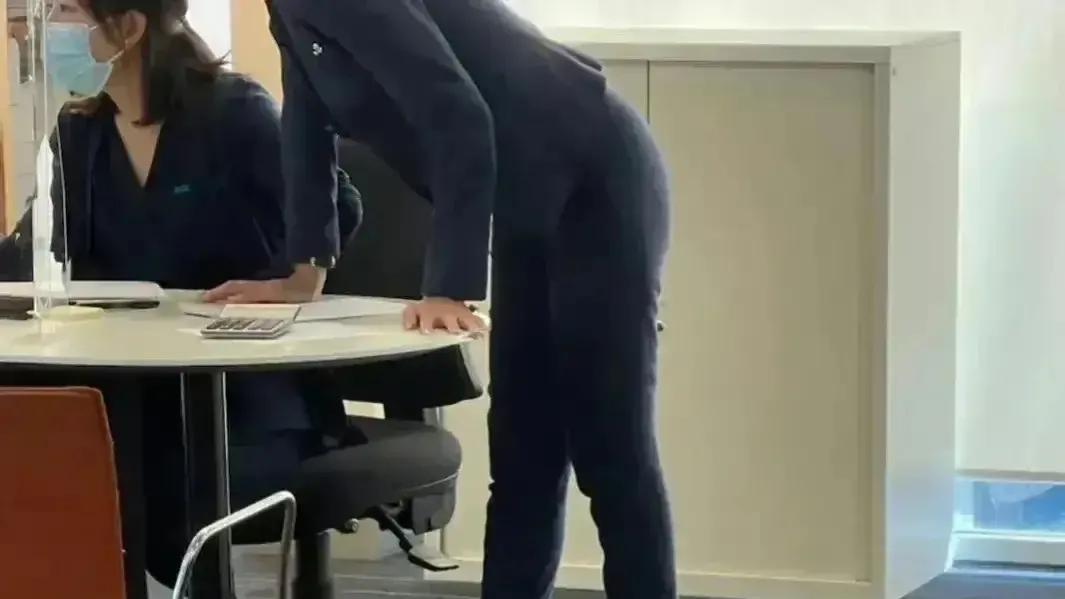 关系不错的女同事开着一辆奥迪，大概七八年的车龄，最近车子频繁出故障，就想换一台车