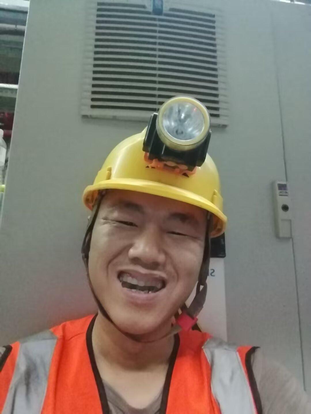 大家好。我是水电工星仔，现在改行了，目前在长沙这边做地产中介，今天是第三天。
