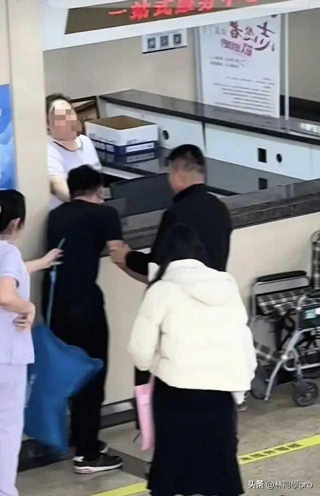 产检室的门还没开，走廊里却传来一声闷响——丈夫把头狠狠撞向了墙壁。原因无他，只因