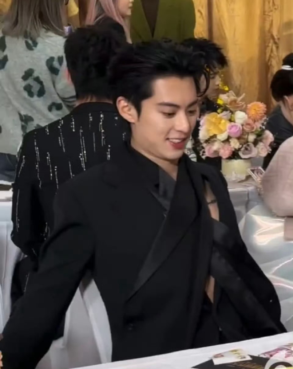 王鹤棣这衣服正经吗王鹤棣这样穿不如里面穿个蕾丝更增添了性感哈哈哈哈哈哈哈[喵喵]