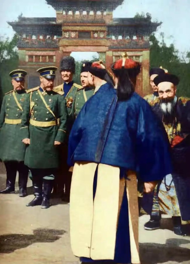 1904年，俄国将军库罗帕特金前往奉天清昭陵参观时，一张罕见镜头 