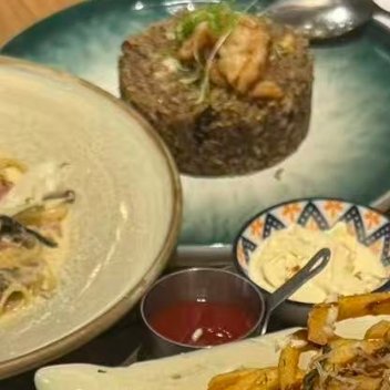 忙完琐碎的日常，奔赴一顿丰盛的晚餐。意面、猪排、炸洋葱圈铺满整张餐桌，热气裹着香