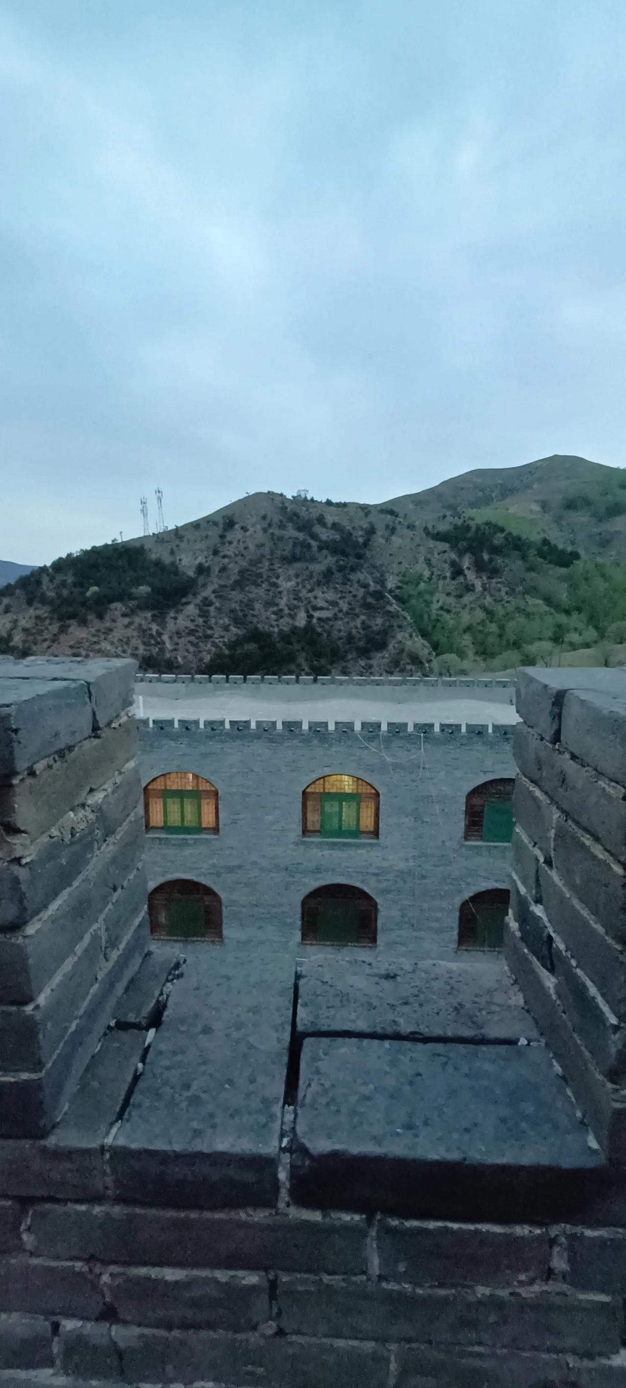 说起雁门关，不由自主的想起李贺的《雁门太守行》
黑云压城城欲摧，甲光向日金鳞开。