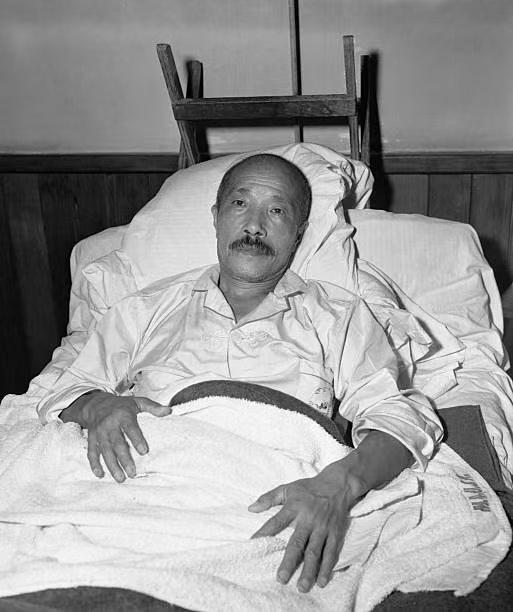 1945年，日寇无条件投降后，被盟军羁押的战争贩子东条英机为了躲避审判举枪自杀，