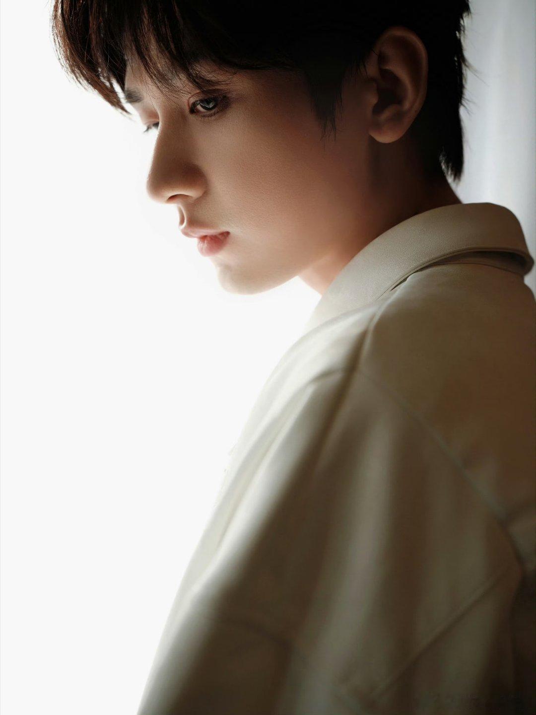 成毅是正能量偶像，成毅用歌声唱响青年奋勇向前，敢担当敢闯敢拼的新时代最强音，青年