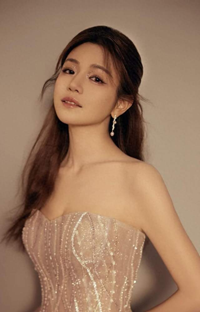 陈妍希上围太有料了，白皙嫩肌美背，丰满性感妖娆迷人