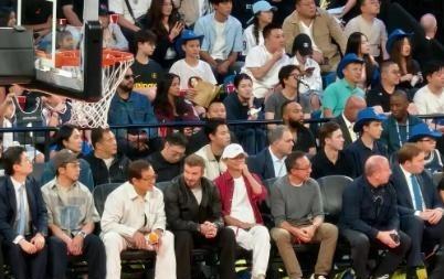 姚明往场边一坐，整个NBA中国赛的味道就变了
散场的时候，姚明是最后几个离开的。