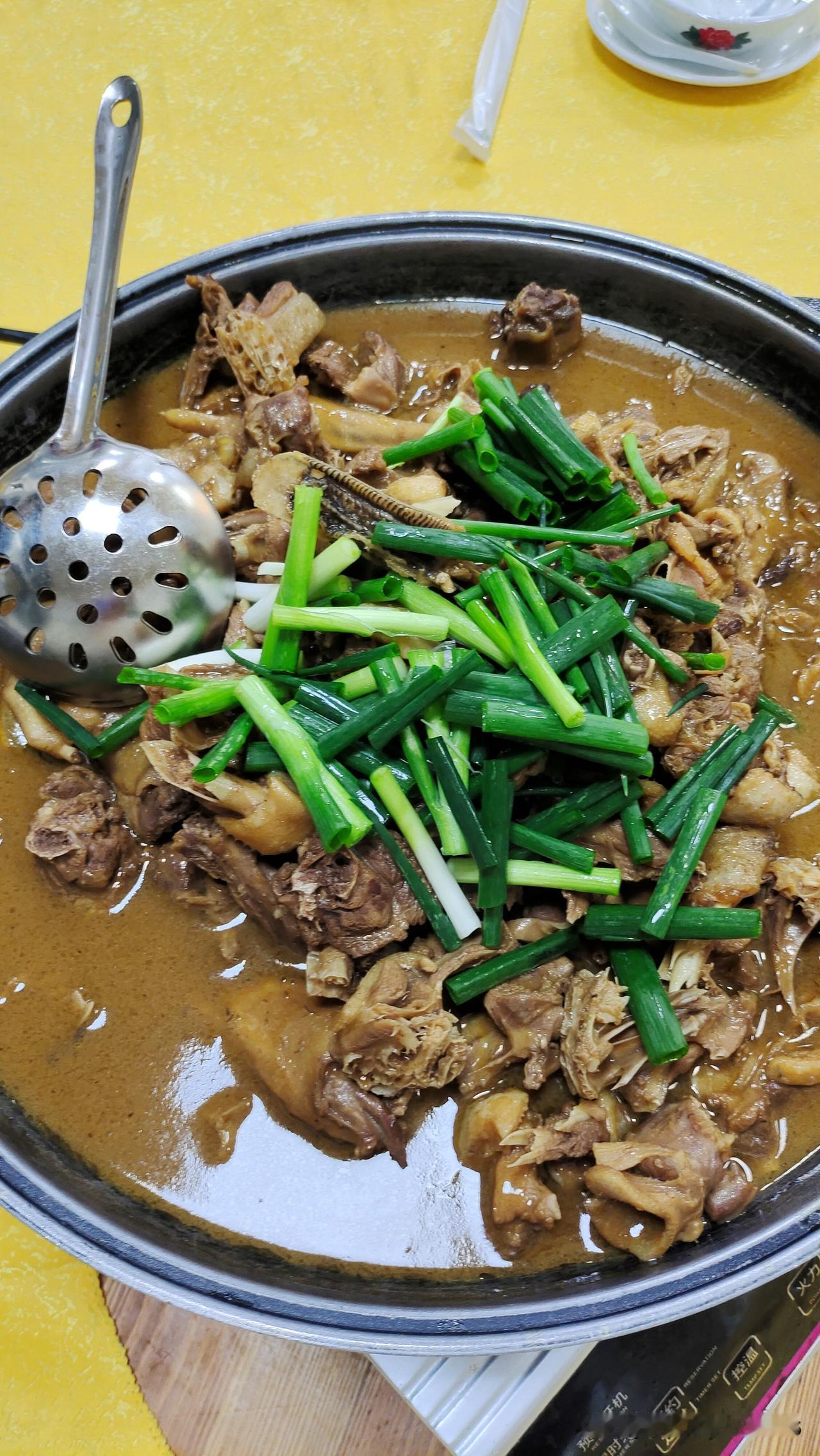 今天几位老友过来聚餐，其中一位捉了一个自家养的鹅过来，说平时是喂饭和玉米长大的，