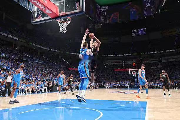 太阳主教练乔丹-奥特，虽然年龄不大，但其实还挺固执。他认定的伊戈达罗，不管表现好