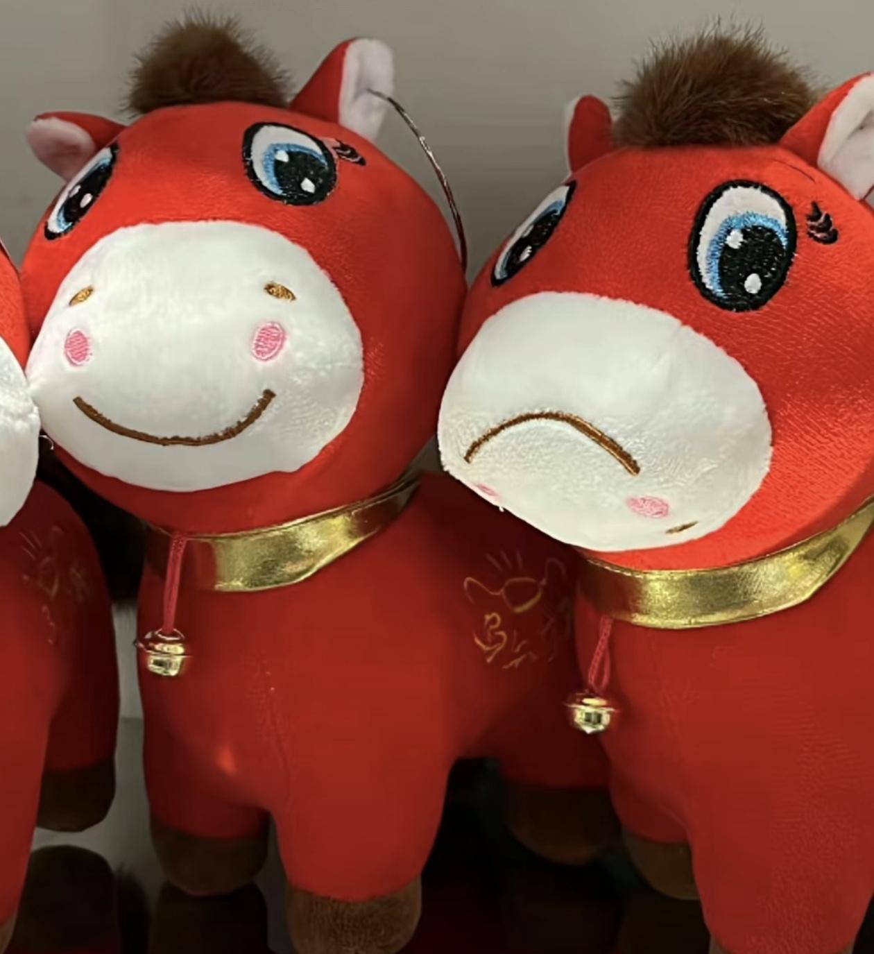 笑不活了！网购马年娃娃竟收到“委屈小马”
 
网购的马年生肖娃娃到了，本来盼着讨