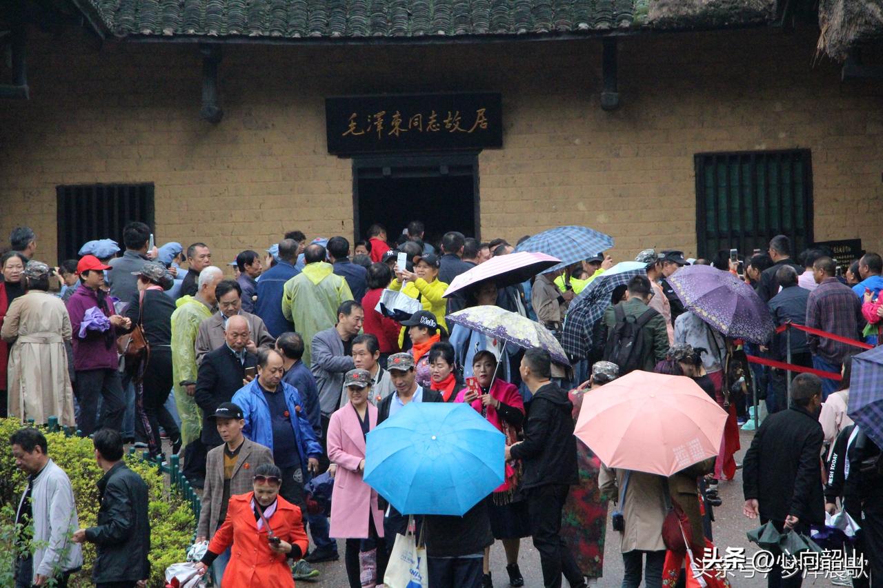 下面这几幅照片摄于2026年初春的韶山冲。
蒙蒙细雨中的韶山冲乍暖还寒，人民群众