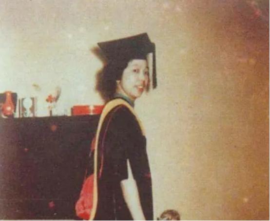 1957年，美国海关私吞了中国女人行李箱里面的6800美金，她却开心地笑了。殊不